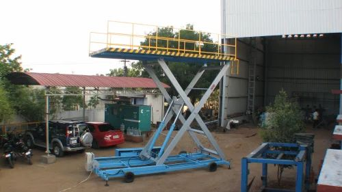 Movable cargo scissor lift Movable cargo scissor lift